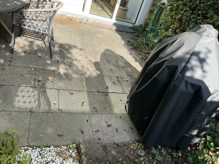 Terras met bestrating klaar voor tuinrenovatie door hovenier J. van Stijn in Delft